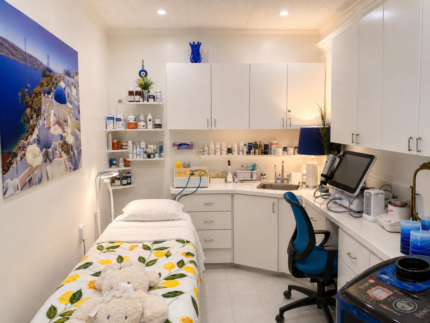 Santorini-themed treatment room